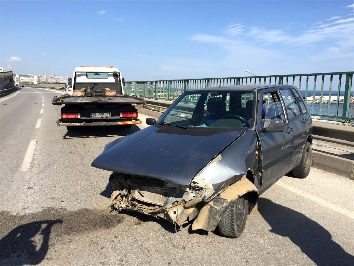 Samsun\'da bariyerlere çarpan otomobildeki çift yaralandı