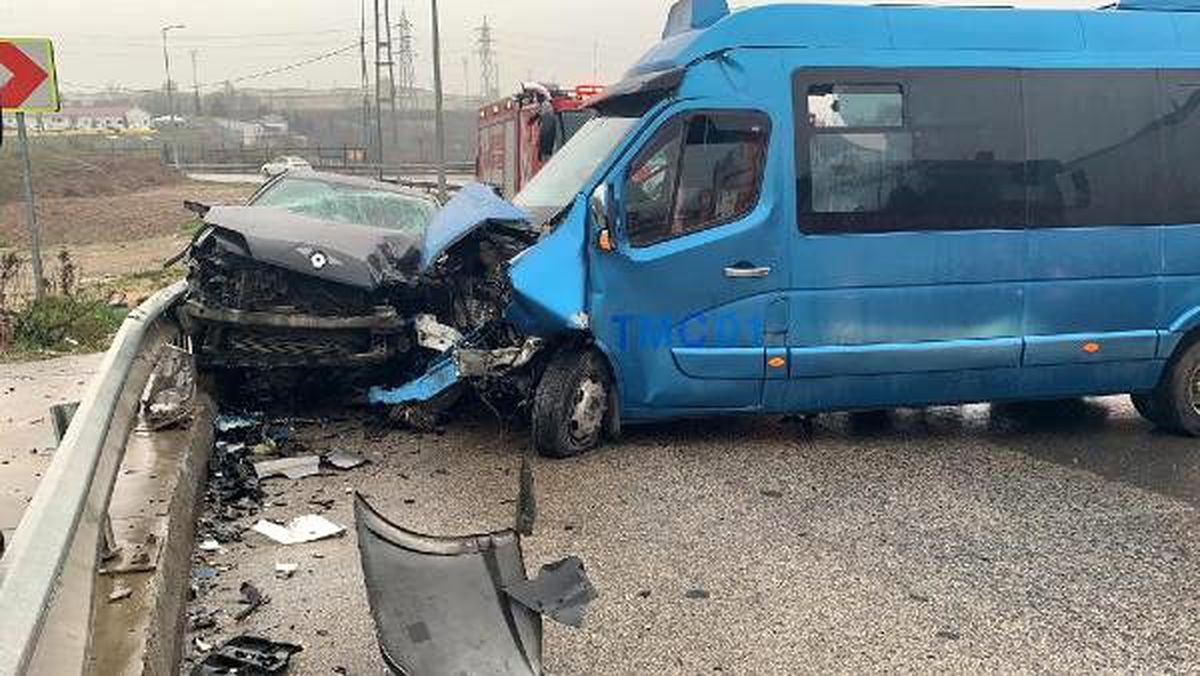 Sancaktepe\'de otomobille minibüs çarpıştı; 12 yaralı (1)