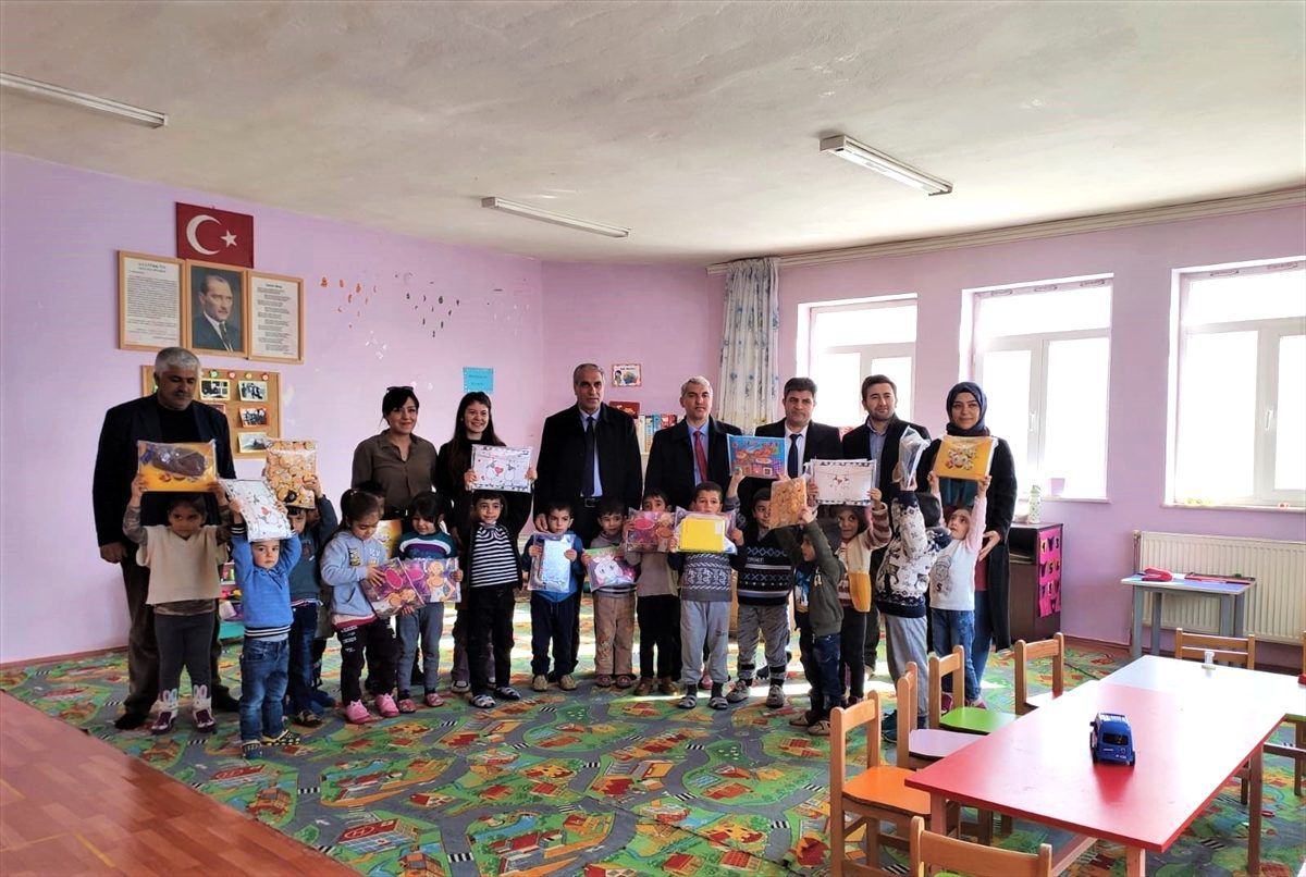 Saray\'da öğrencilere eğitim seti dağıtıldı