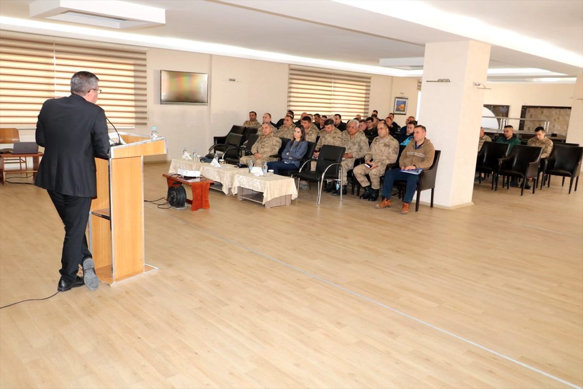 Siirt\'te jandarmadan "Kadına yönelik şiddetle mücadele" semineri