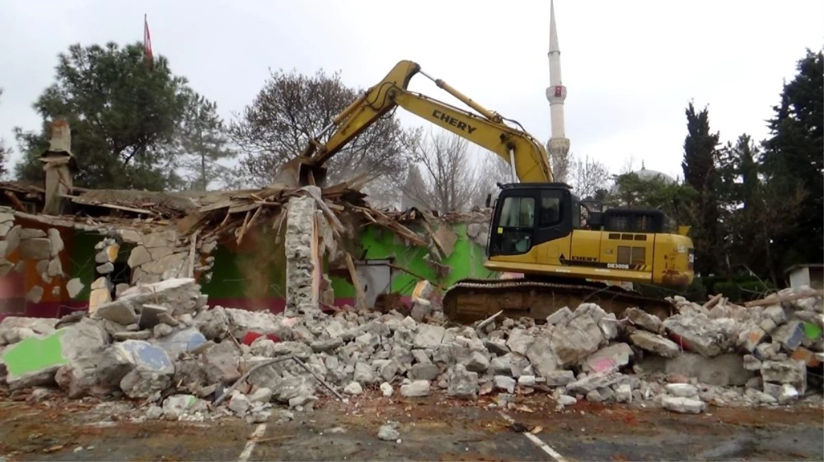 Silivri\'de hasar gören okulun yıkımına başlandı