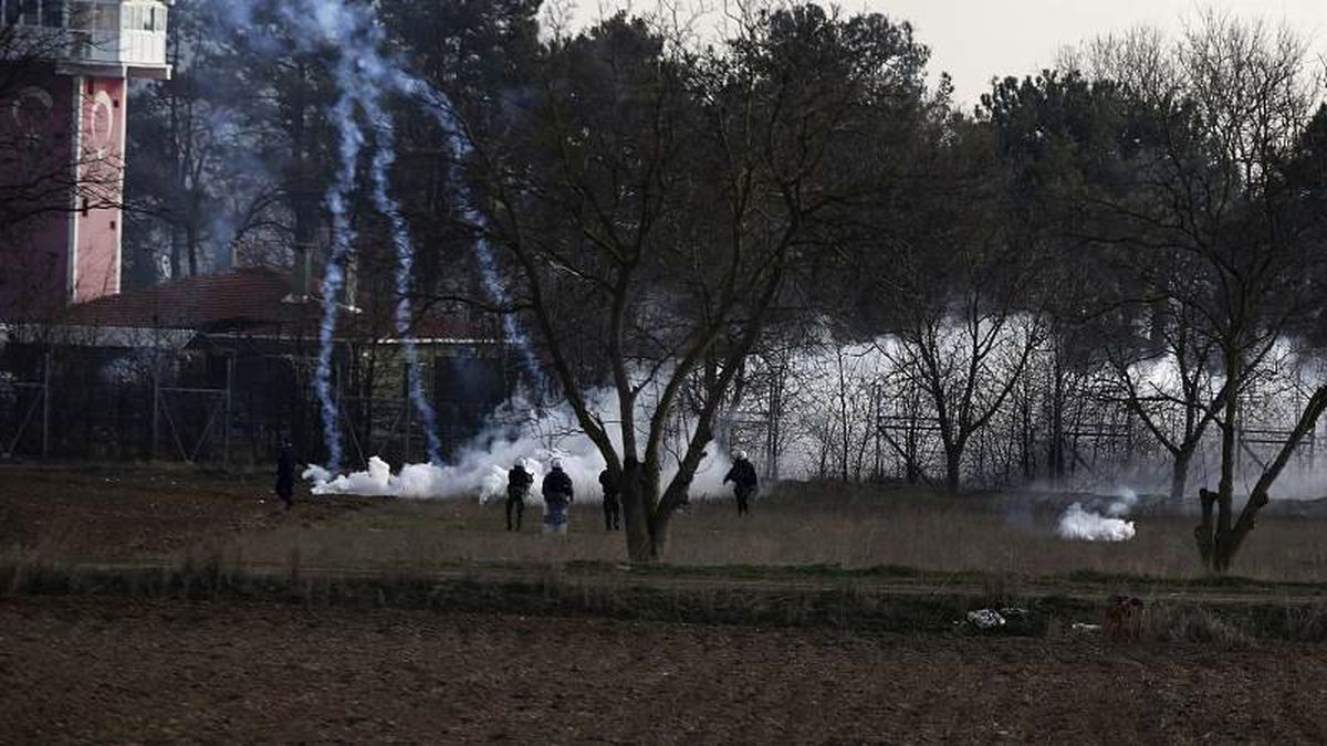 Sınırda bekleyiş 8. gününde: Yunan polisinden sığınmacılara yine sert müdahale