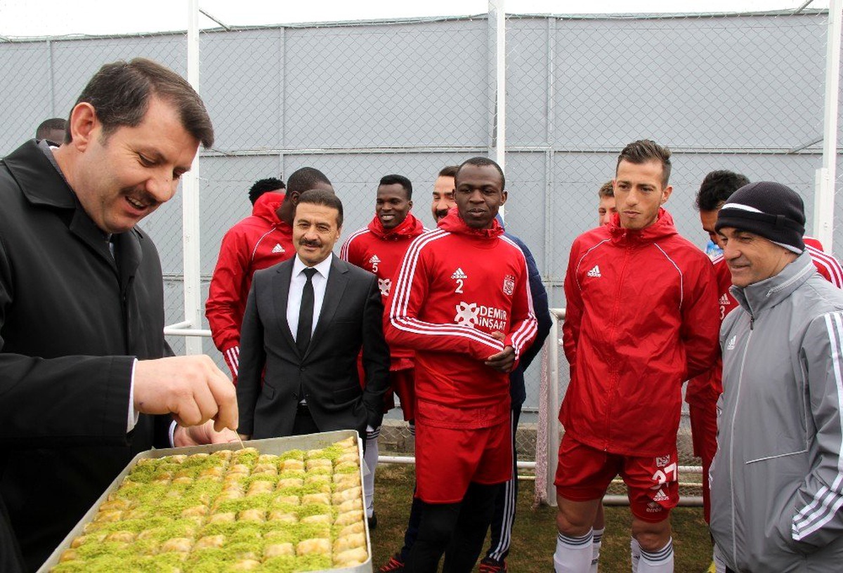 Sivas Valisi Salih Ayhan\'dan Sivasspor\'a baklava ikramı
