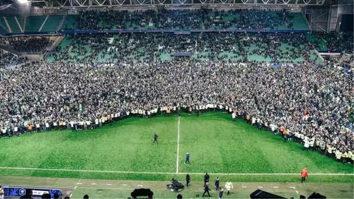 Saint-Etienne\'in 38 yıl sonra finale yükselmesini, taraftarı sahaya inerek kutladı