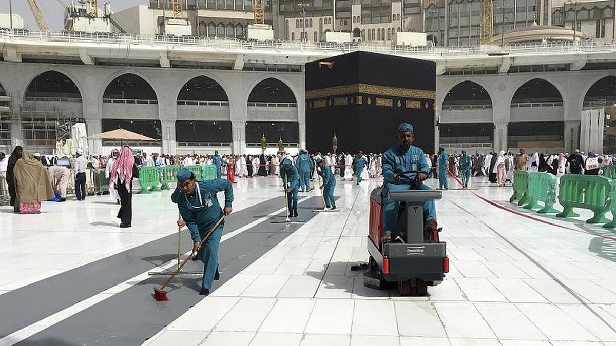 Suudi Arabistan koronavirüs nedeniyle Kabe\'nin etrafındaki tavaf alanını kapattı