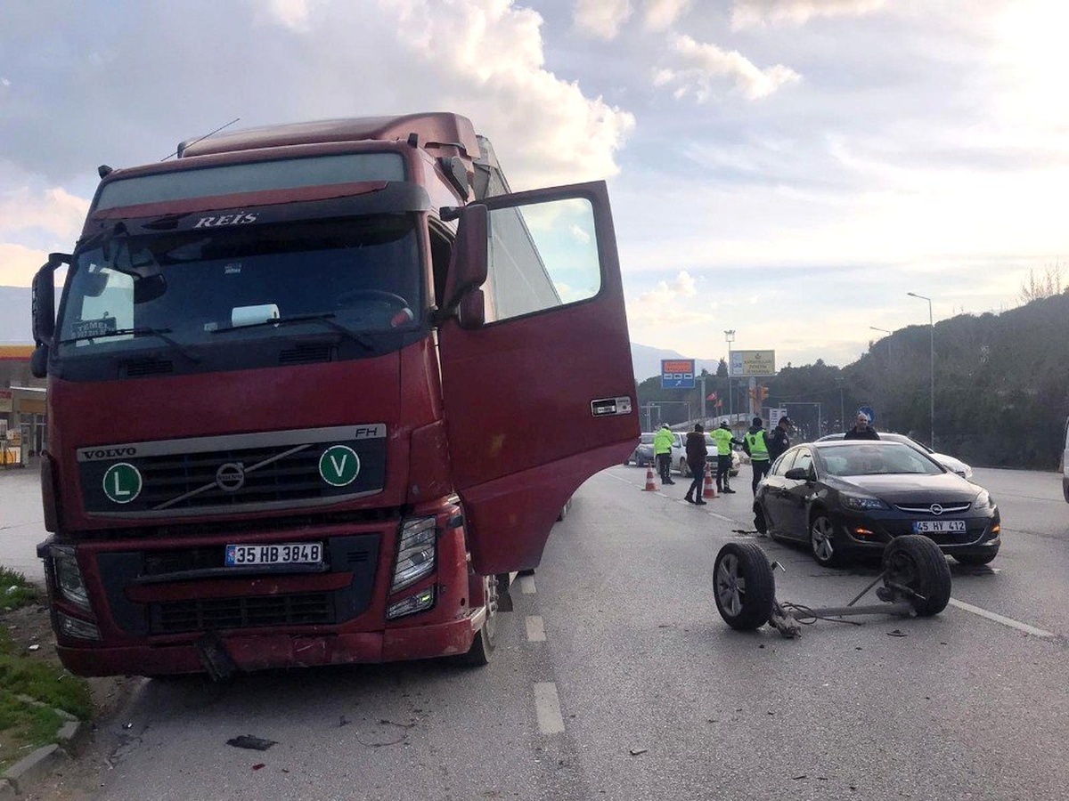 Tır ile çarpışan otomobilin dingili fırladı: 1 yaralı