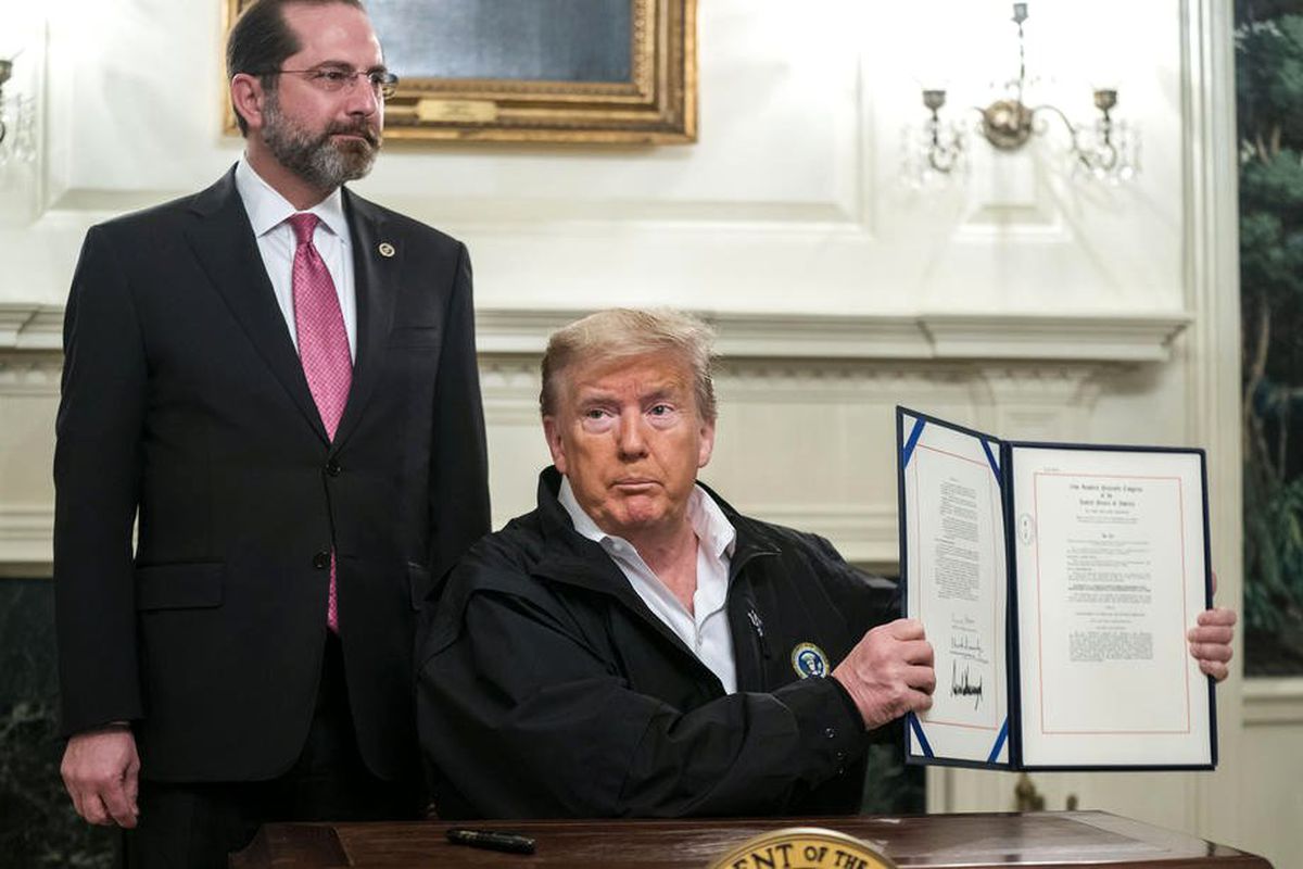 Trump \'korona\' ile mücadele için 8.3 milyar dolarlık bütçeyi imzaladı