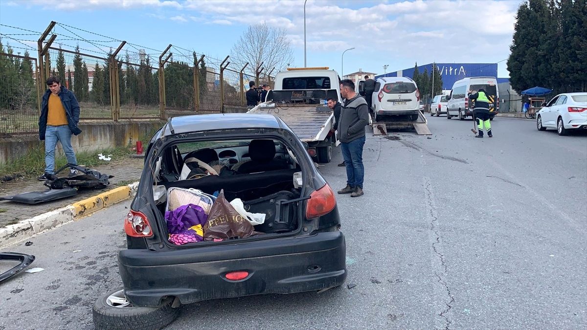 Tuzla\'da trafik kazasında araçta sıkışan sürücüyü itfaiye kurtardı