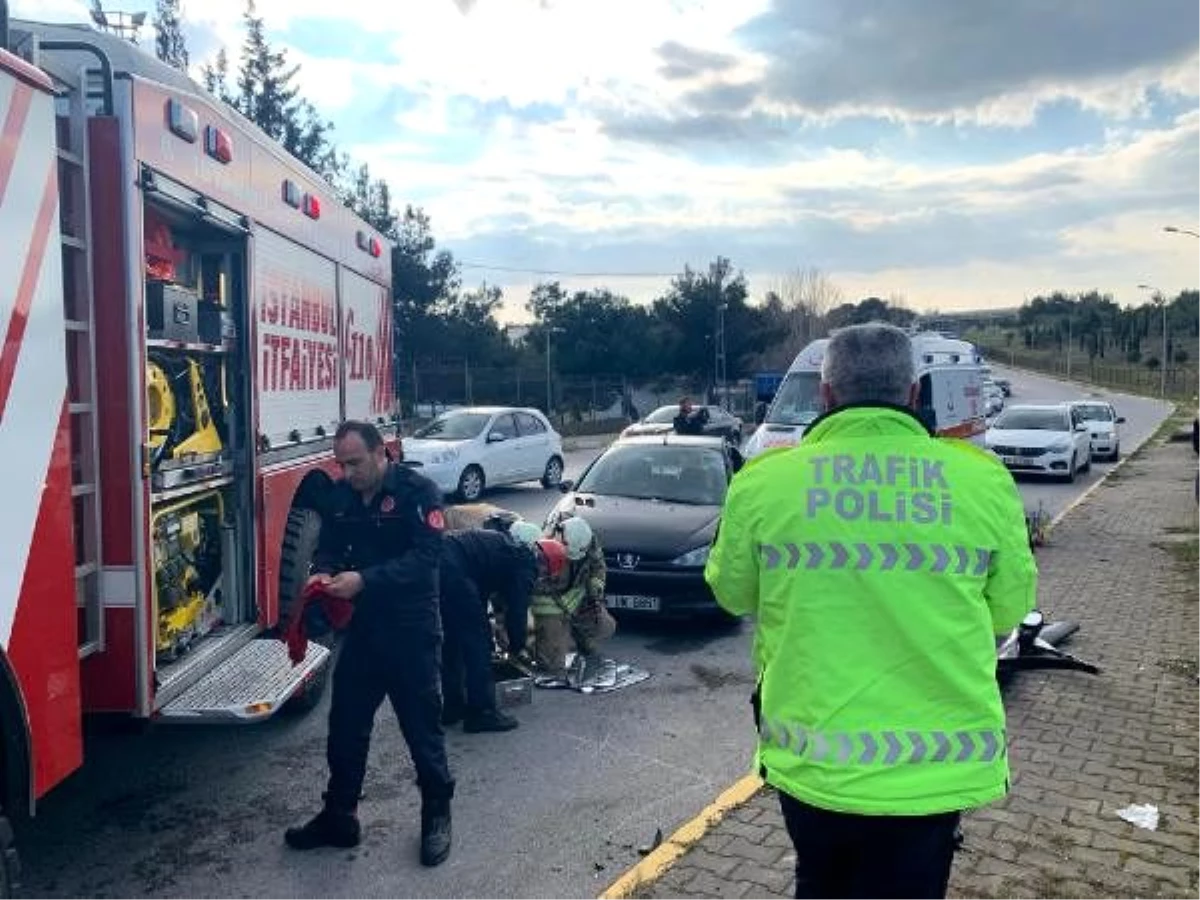 Tuzla\'da trafik kazasında sürücü araç içinde sıkıştı