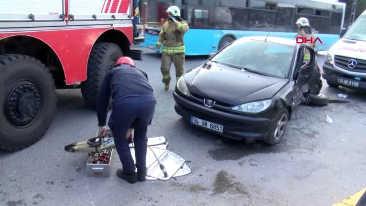 Tuzla\'da trafik kazasında sürücü araç içinde sıkıştı