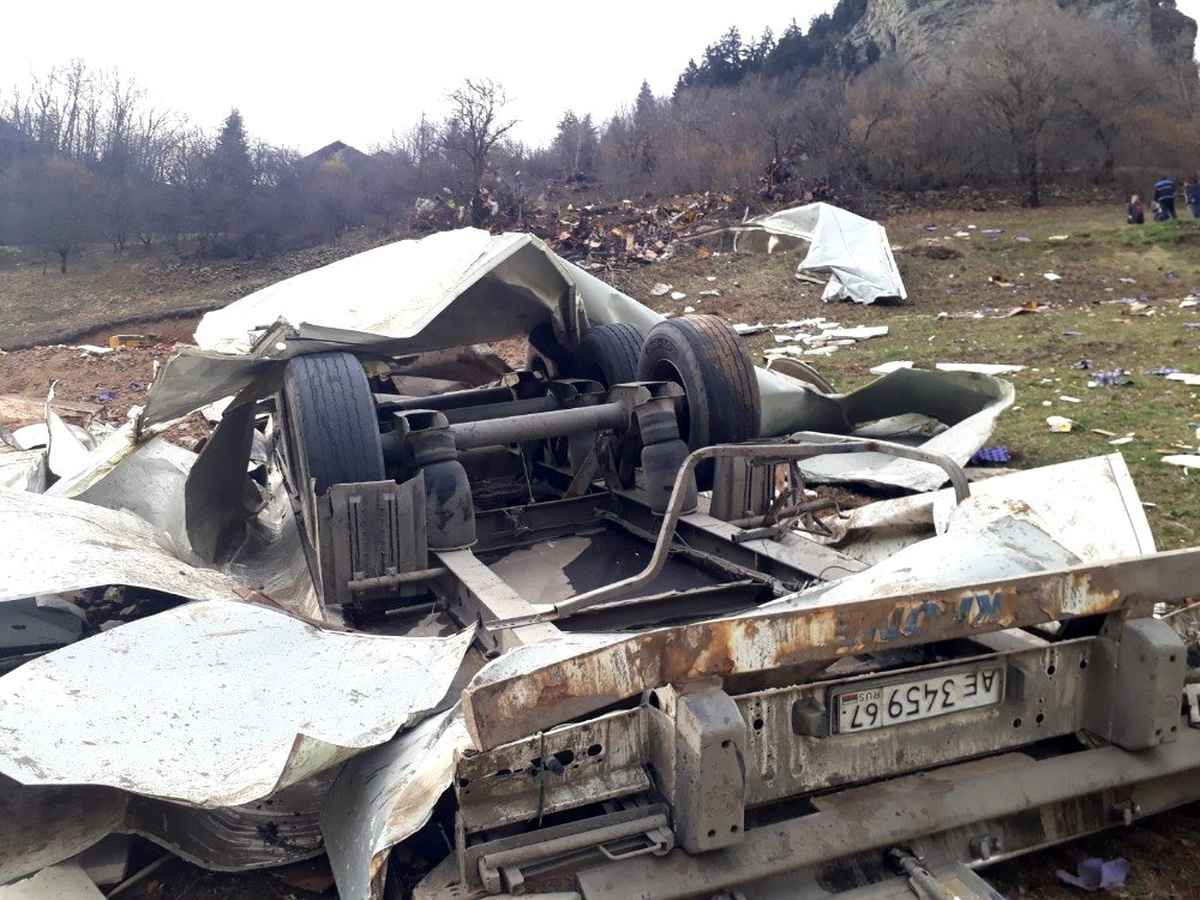 Uçuruma yuvarlanan tır parçalara ayrıldı: 1 ölü