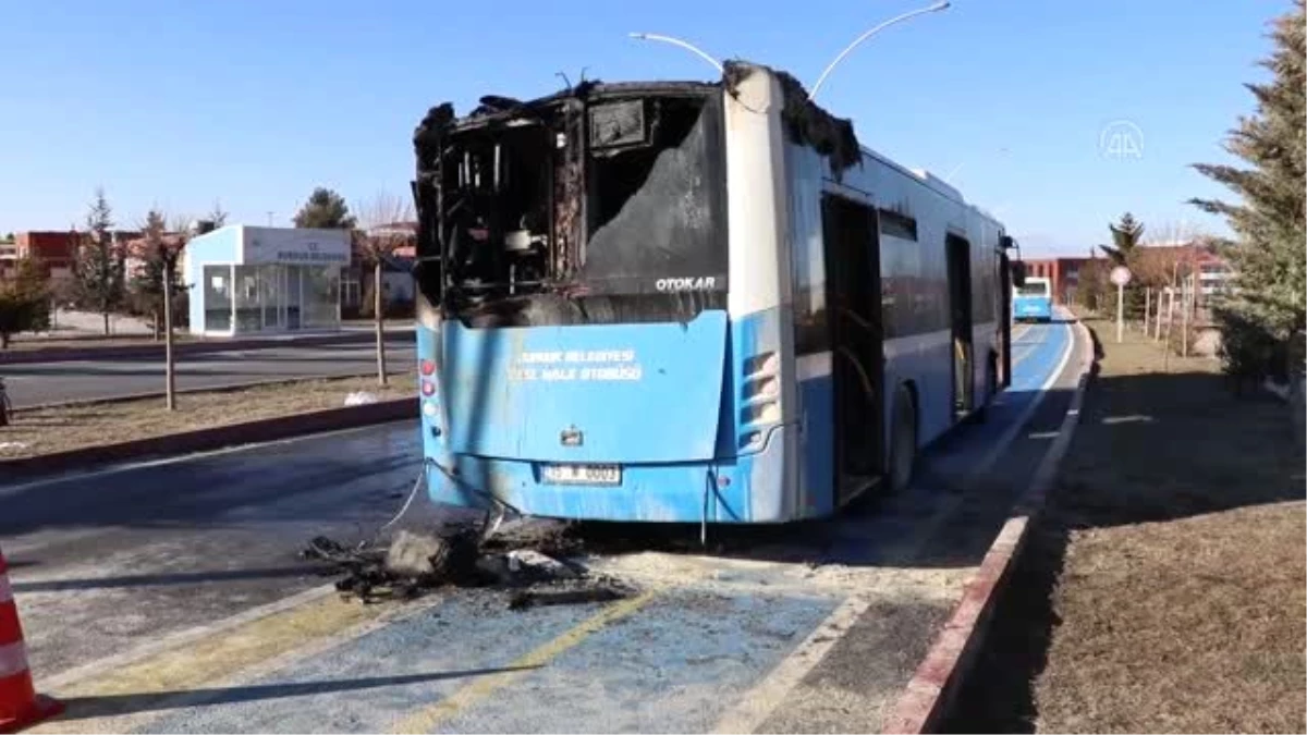 Üniversite öğrencilerini taşıyan halk otobüsünde yangın çıktı