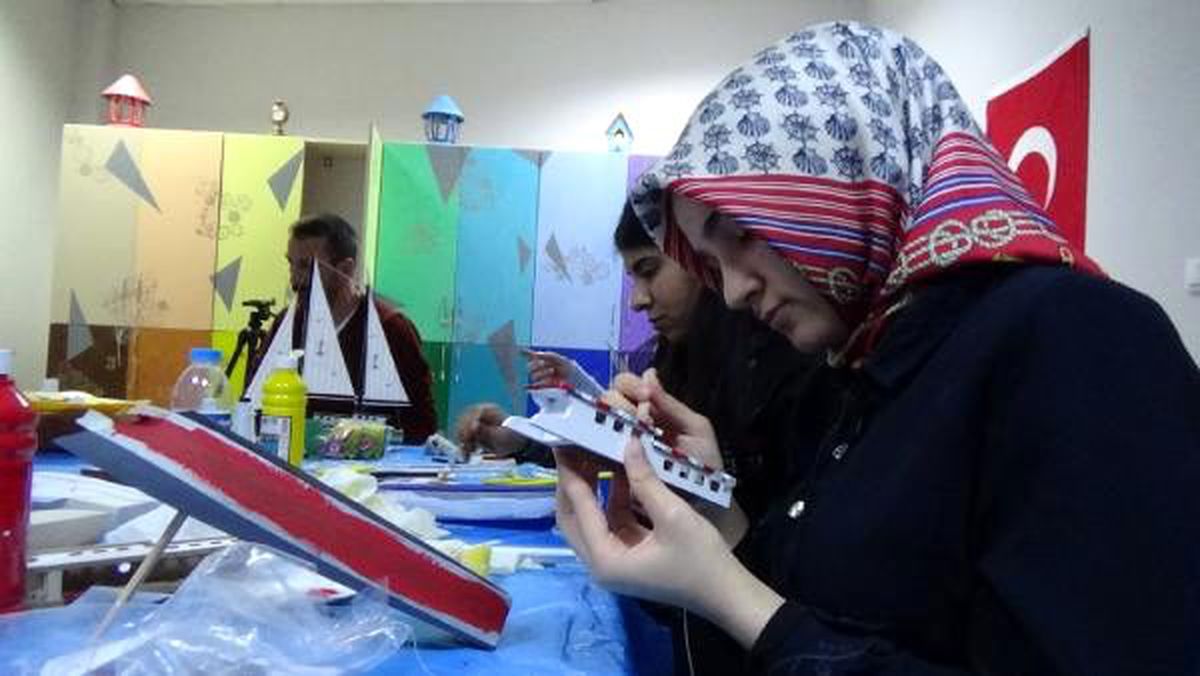 Üniversiteliler, Sinop\'a özgü maket kotra yapıyor