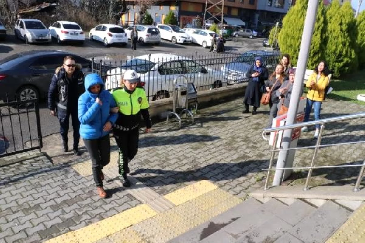 Velilerin adına kredi çeken eğitim kurumu müdürüne adliyede protesto