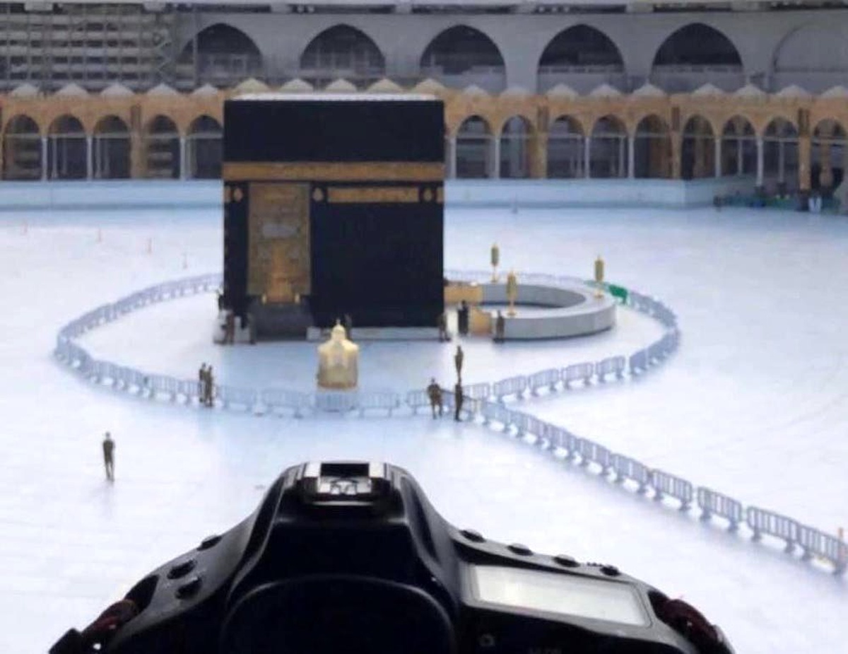 Virüs endişesiyle kapatılan Kabe, yeniden ziyarete açıldı
