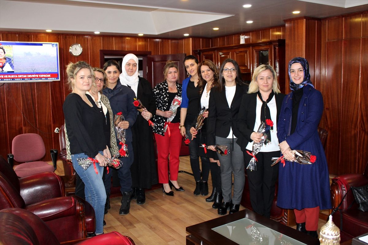 Yeniçağa Kaymakamı Özçelik, kamu çalışanı kadınlara çiçek dağıttı