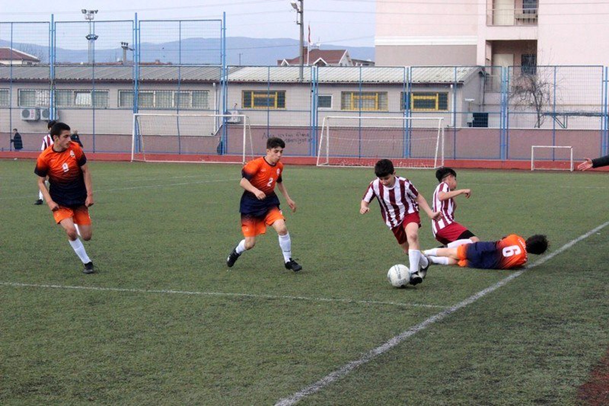 Yıldız erkekler futbol şampiyonu Mehmet Akif Okulu oldu
