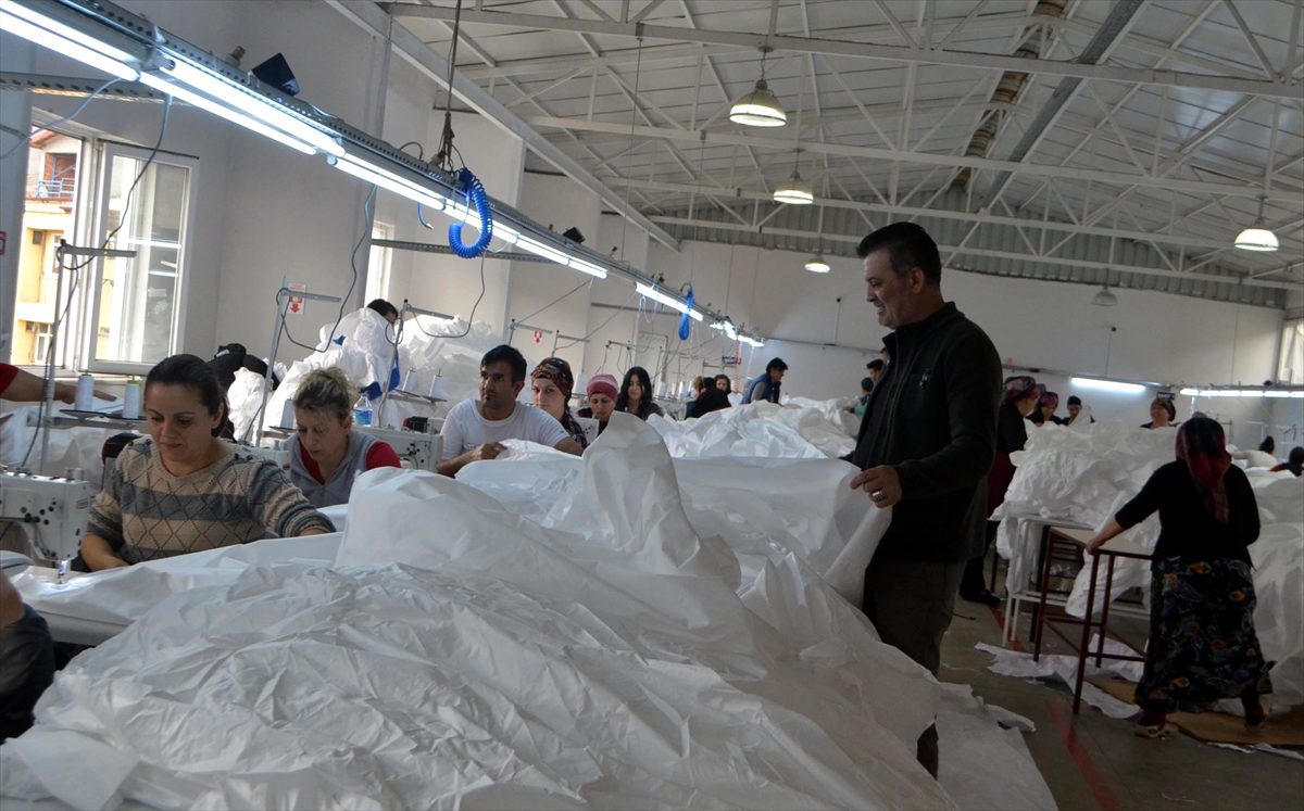 Zonguldak\'ta kurulu firma antibakteriyel tulum siparişlerine yetişmeye çalışıyor