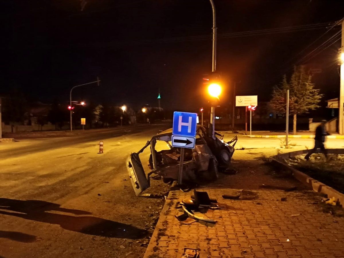 Aksaray\'da hafif ticari araçla otomobil çarpıştı: 1 ölü, 1 yaralı