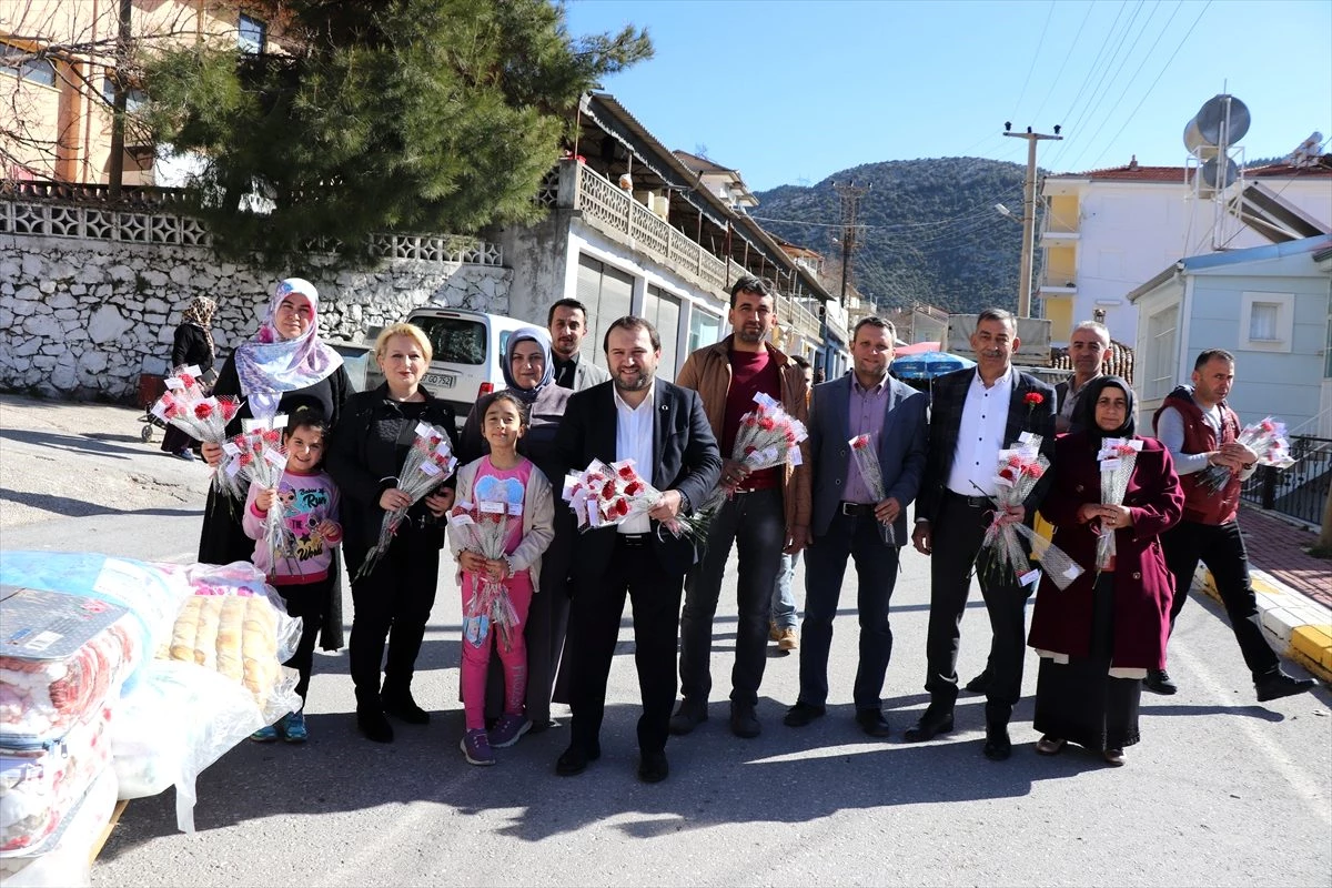 Akseki Belediye Başkanı Özkan, kadınlara karanfil dağıttı