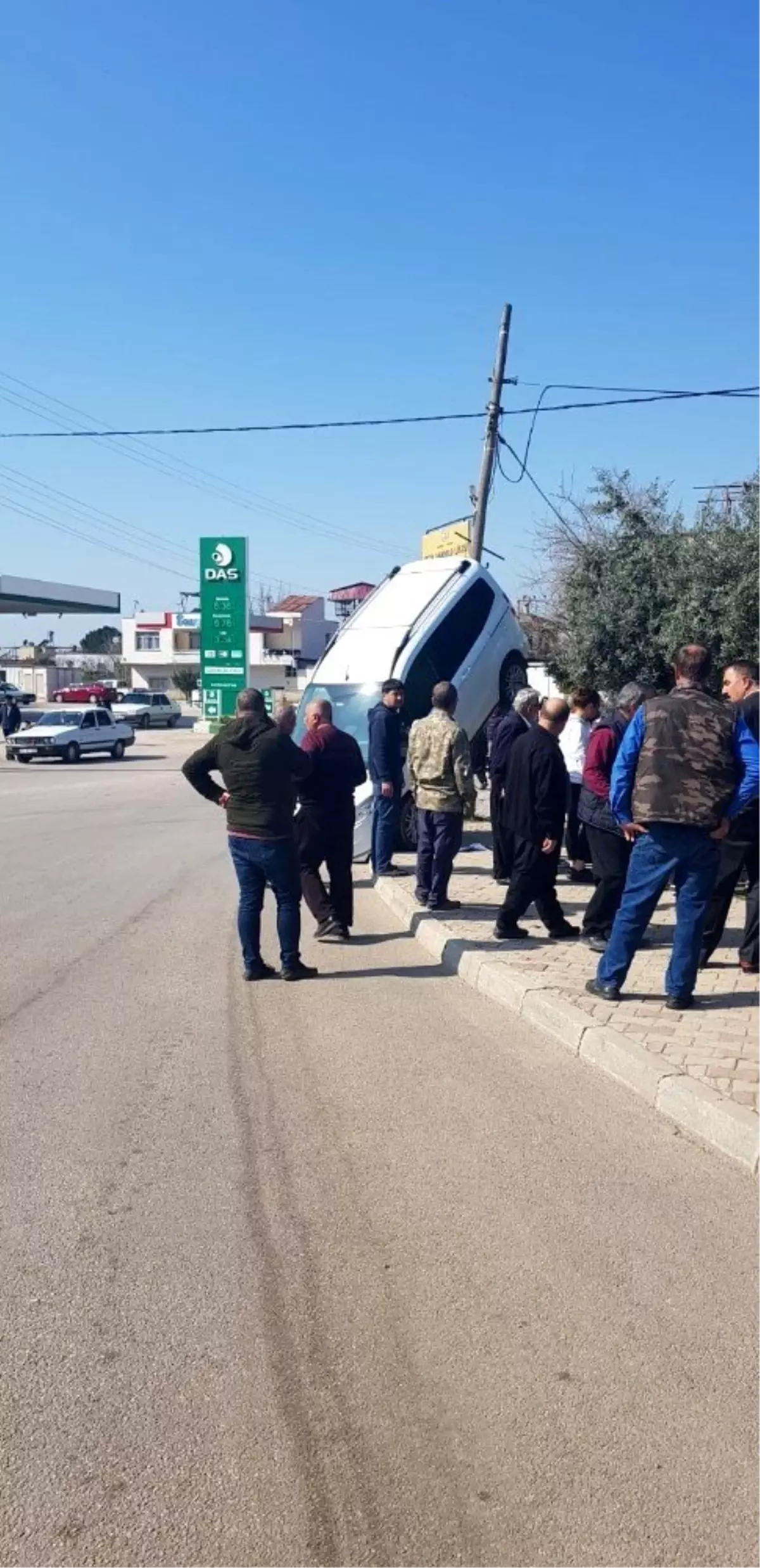 Ambulans ile çarpışan ticari araç asılı kaldı