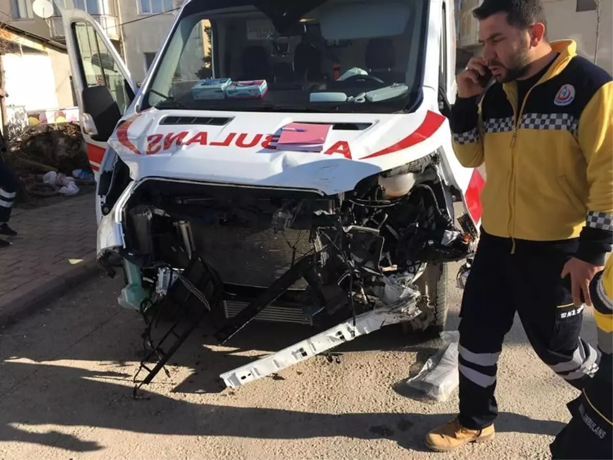 Ambulans tırla çarpıştı: 3 yaralı