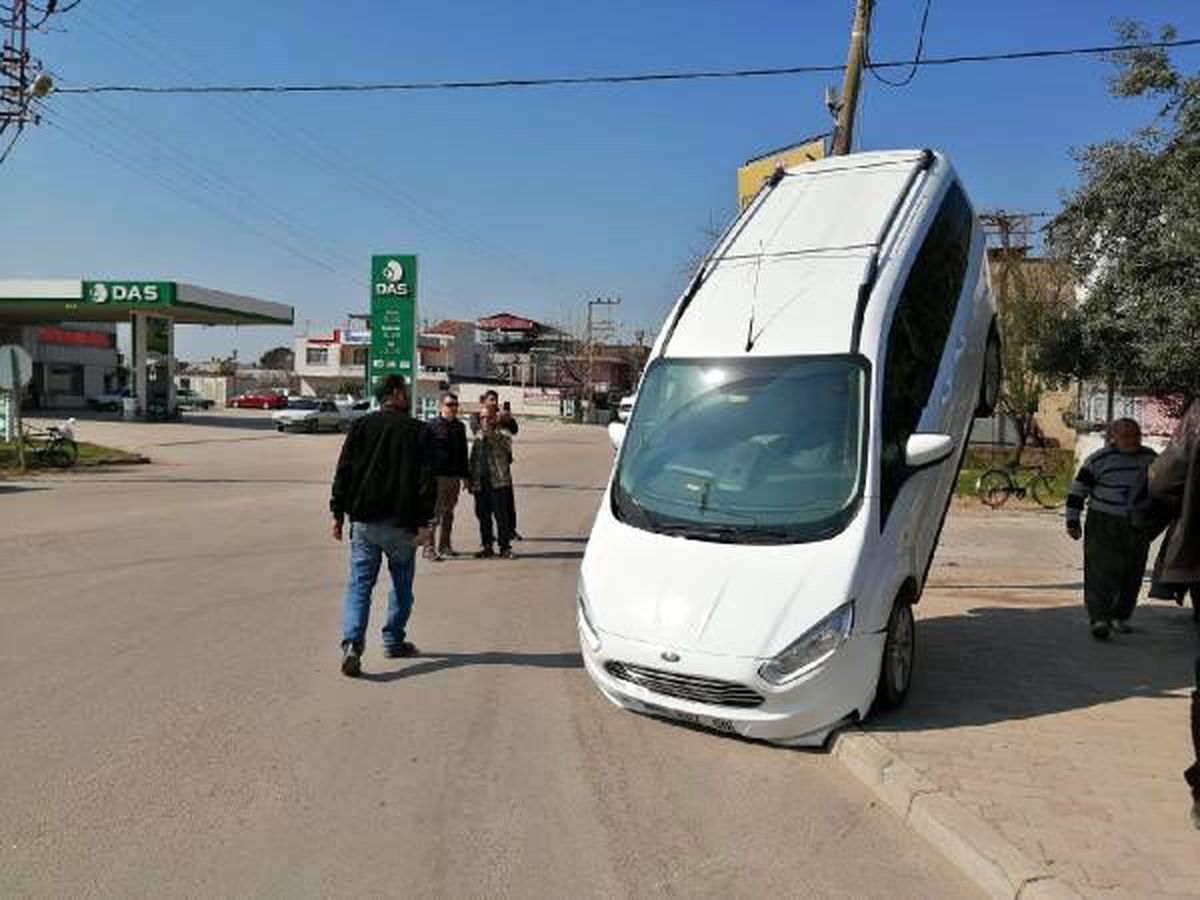 Ambulansın çarptığı araç halata asılı kaldı