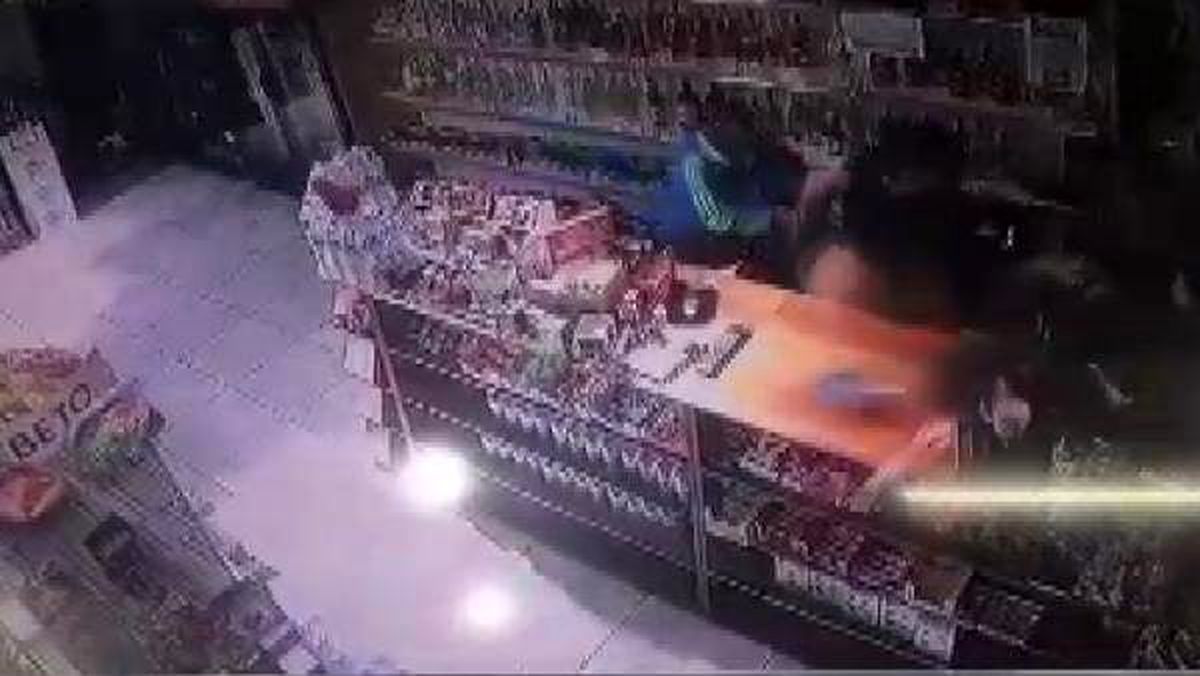 Avcılar\'da markette anne ve kızı darp eden saldırgan kamerada