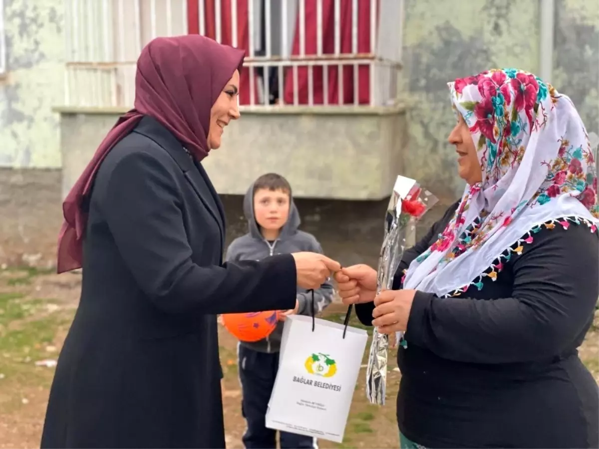 Bağlar Belediyesi\'nden çat-kapı kadınlar günü kutlaması