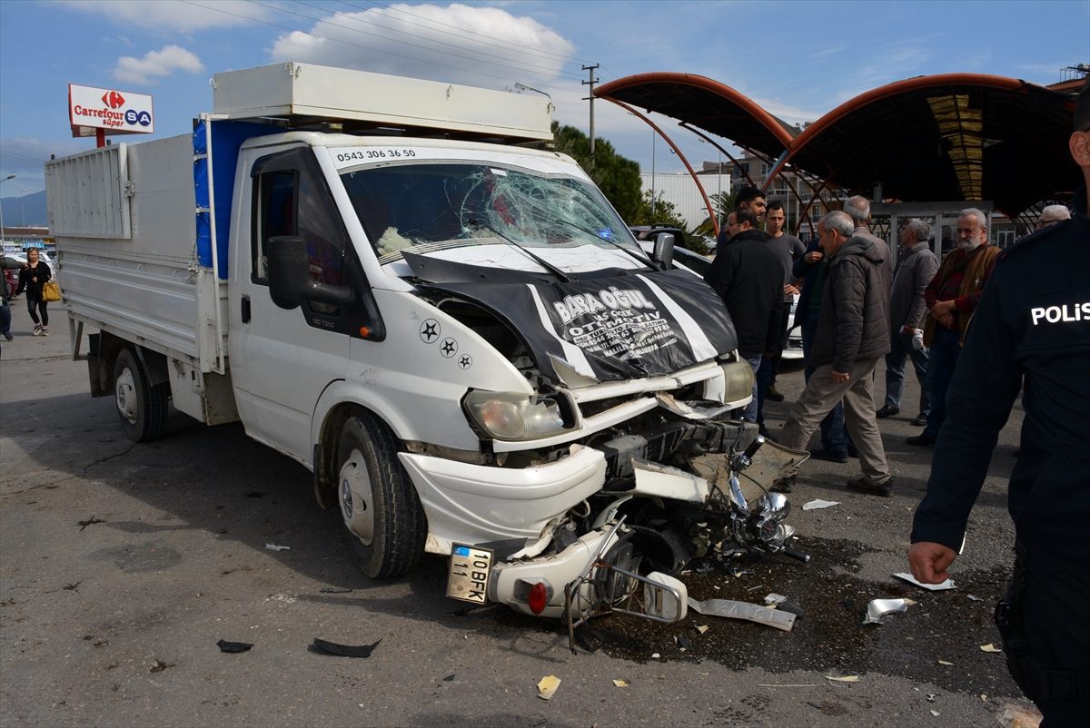 Balıkesir\'de kamyonet ile motosiklet çarpıştı: 2 yaralı