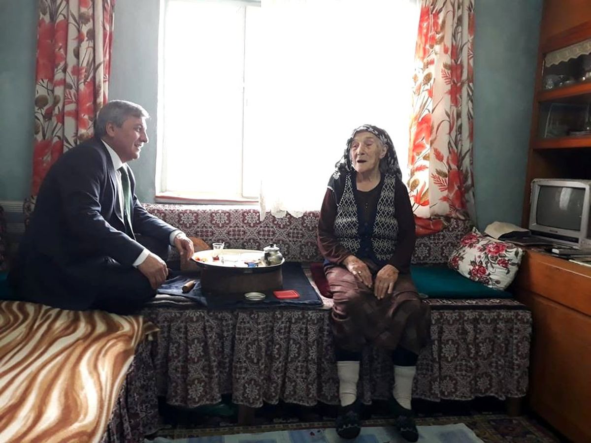 Başkan Arif Teke\'den 90 yaşındaki Nebahat Nine\'ye \'Kadınlar günü\' ziyareti