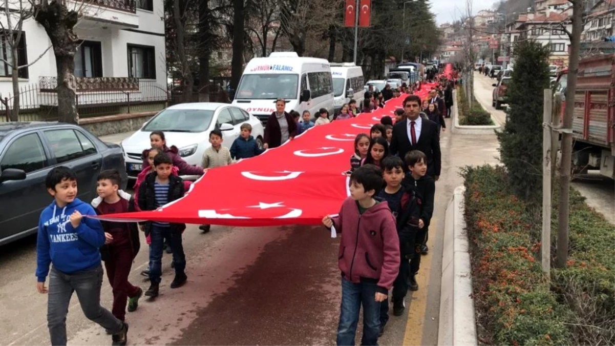 Bolu\'da, öğrenciler şehitler için 200 metrelik bayrakla yürüdü