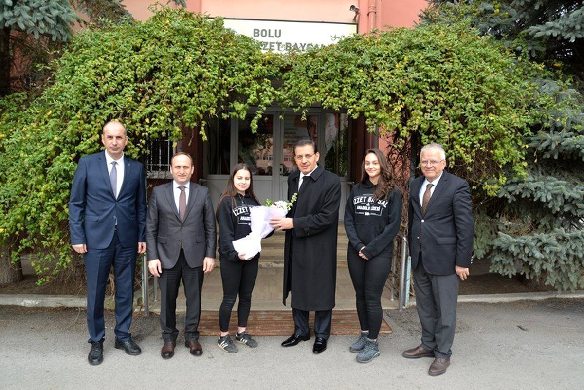 Bolu Valisi Ahmet Ümit, \'Okullarımız Okuyor Kitap Okuma Projesi\' kapsamında öğrencilerle buluştu