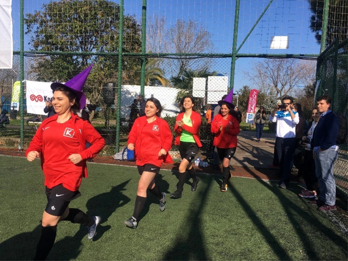 Cadıköy Futbol Takımı, 8 Mart Dünya Kadınlar Günü için sahaya çıktı