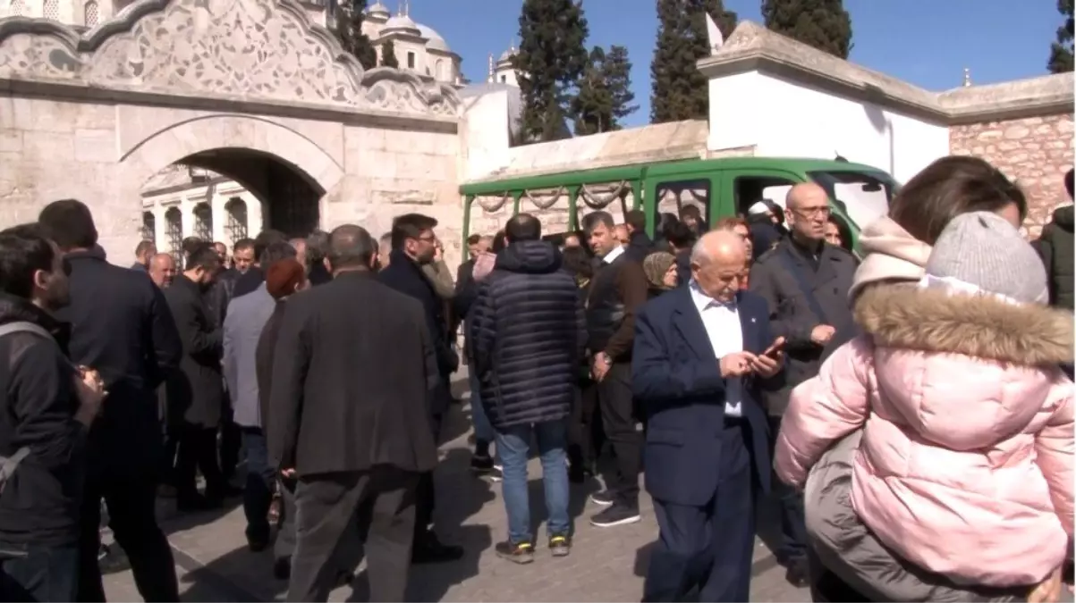 Eşi tarafından bıçakla öldürülen bankacı kadın son yolculuğuna uğurlandı