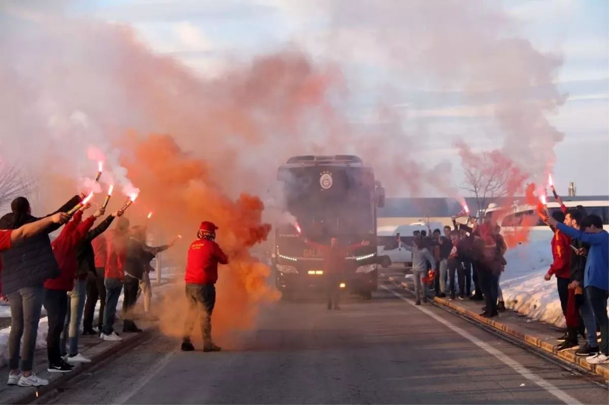 Galatasaray kafilesine Sivas\'ta coşkulu karşılama