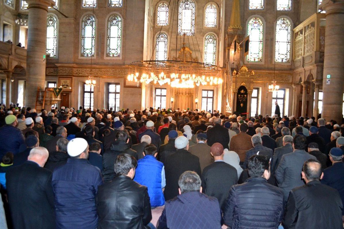 Gaziantepliler şehitler için mevlit okutup helva ve lokma dağıttı