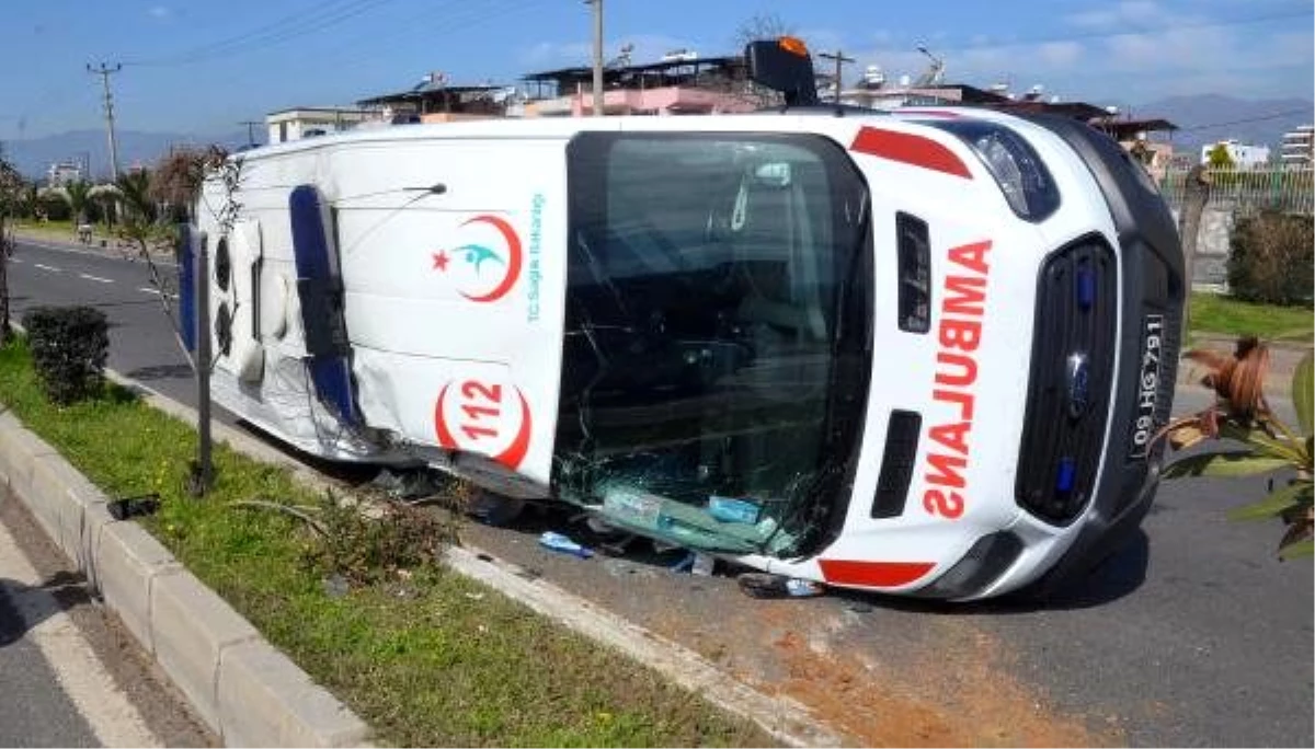 Hastanın taşındığı ambulansla otomobil çarpıştı: 4 yaralı