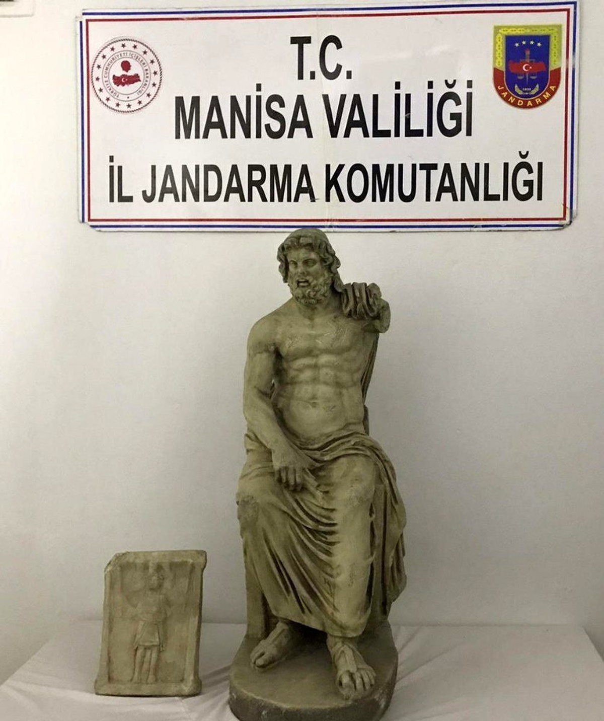 Helenistik döneme ait Zeus Heykelini satmak isterken yakalandılar