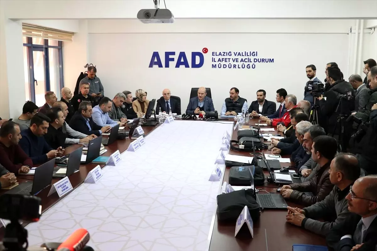 İçişleri Bakanı Soylu, Elazığ\'da AFAD Koordinasyon Merkezinde açıklamada bulundu (2)