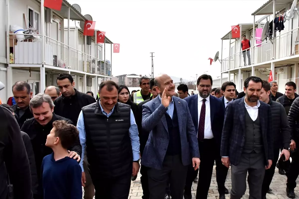 İçişleri Bakanı Soylu, Elazığ\'da konteyner kentlerdeki vatandaşları ziyaret etti