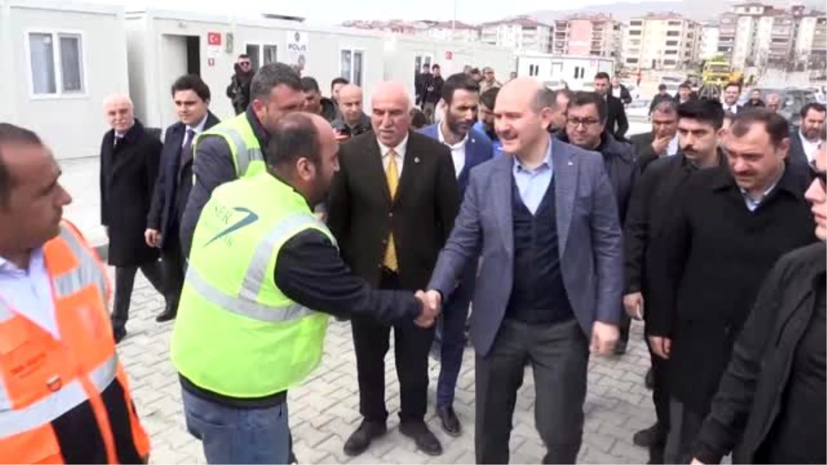 İçişleri Bakanı Soylu, Elazığ\'da konteyner kentlerdeki vatandaşları ziyaret etti