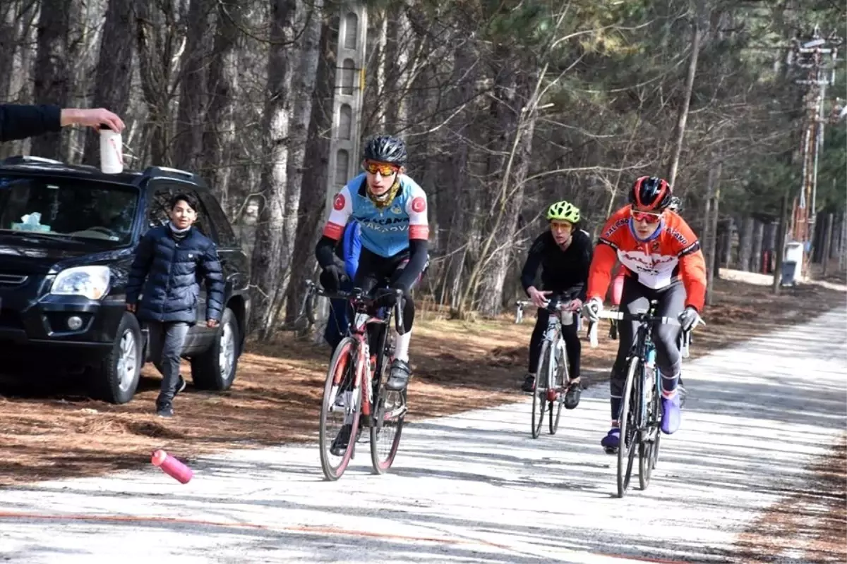 Isparta\'daki bisiklet yarışmalarında 80 sporcu pedal çevirdi