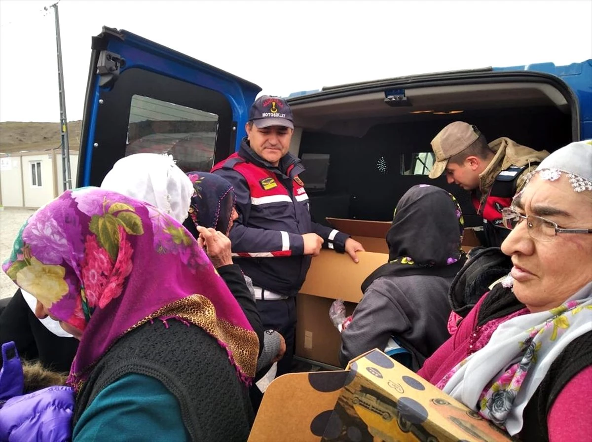 Jandarma Malatya\'da depremzedelere desteğini sürdürdü
