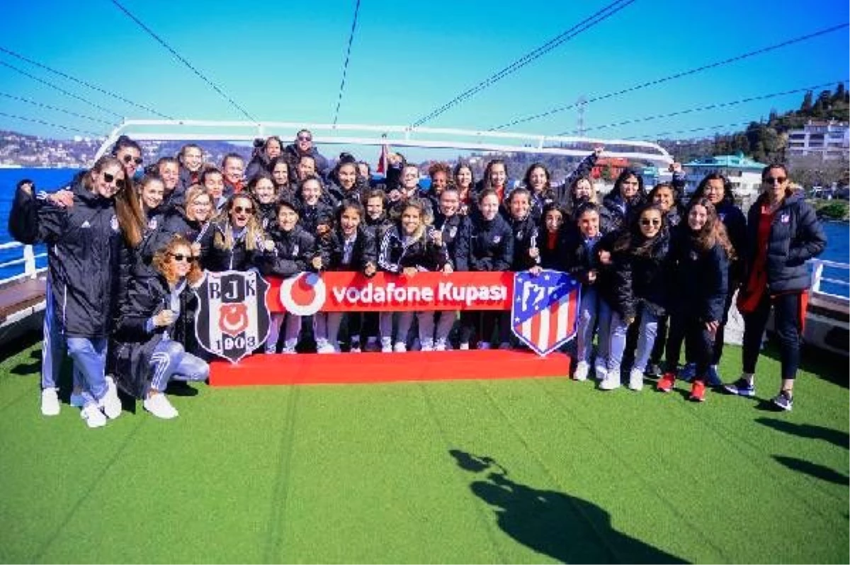 Kadın futbolculardan "günün en özel maçı" öncesi Boğaz turu
