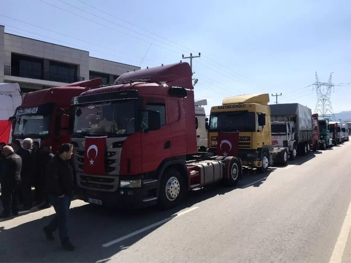 Kamyoncular Türk askerine destek olmak için konvoy yaptı