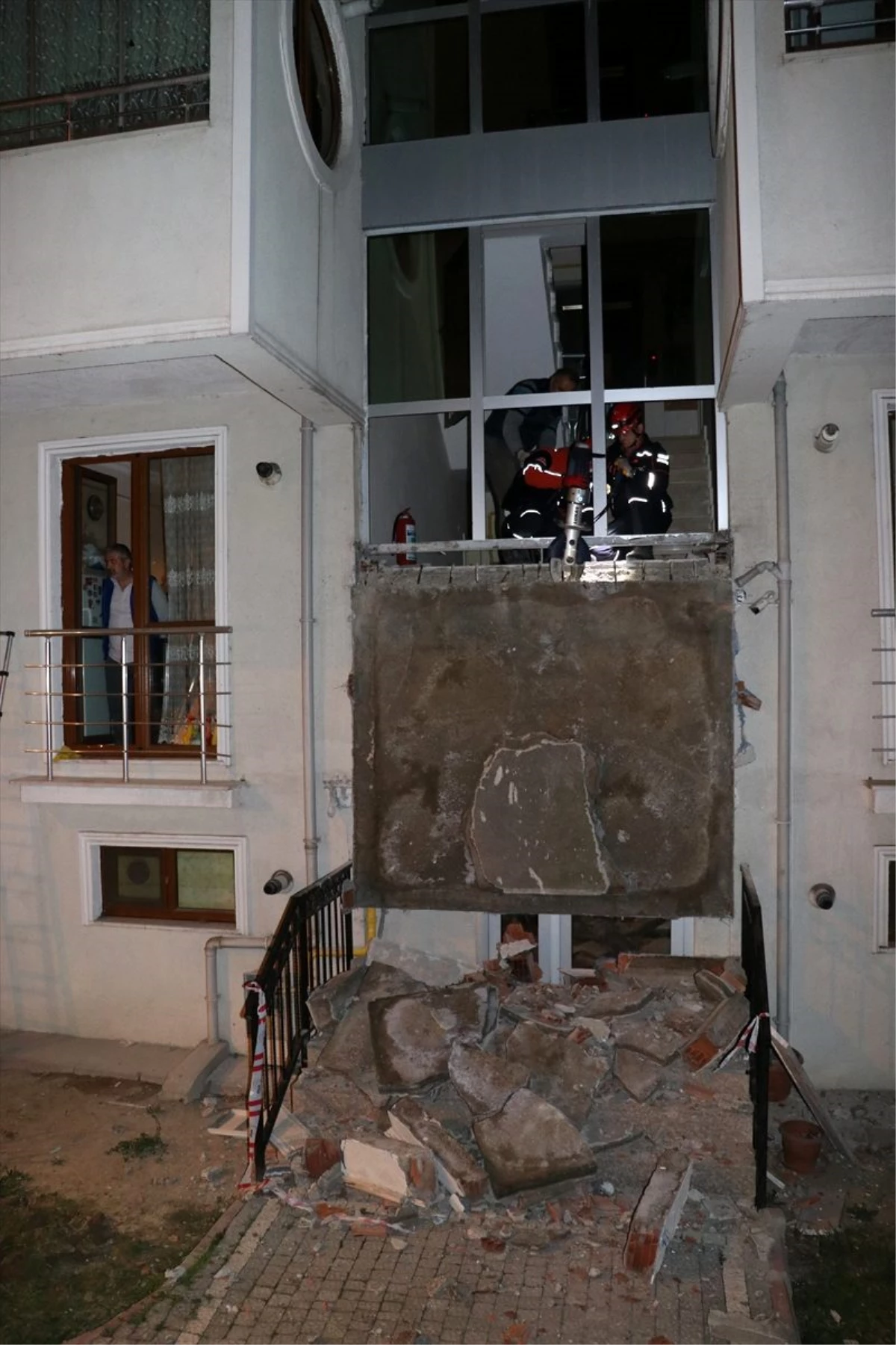 Karabük\'te bir apartmanın beton sundurması çöktü