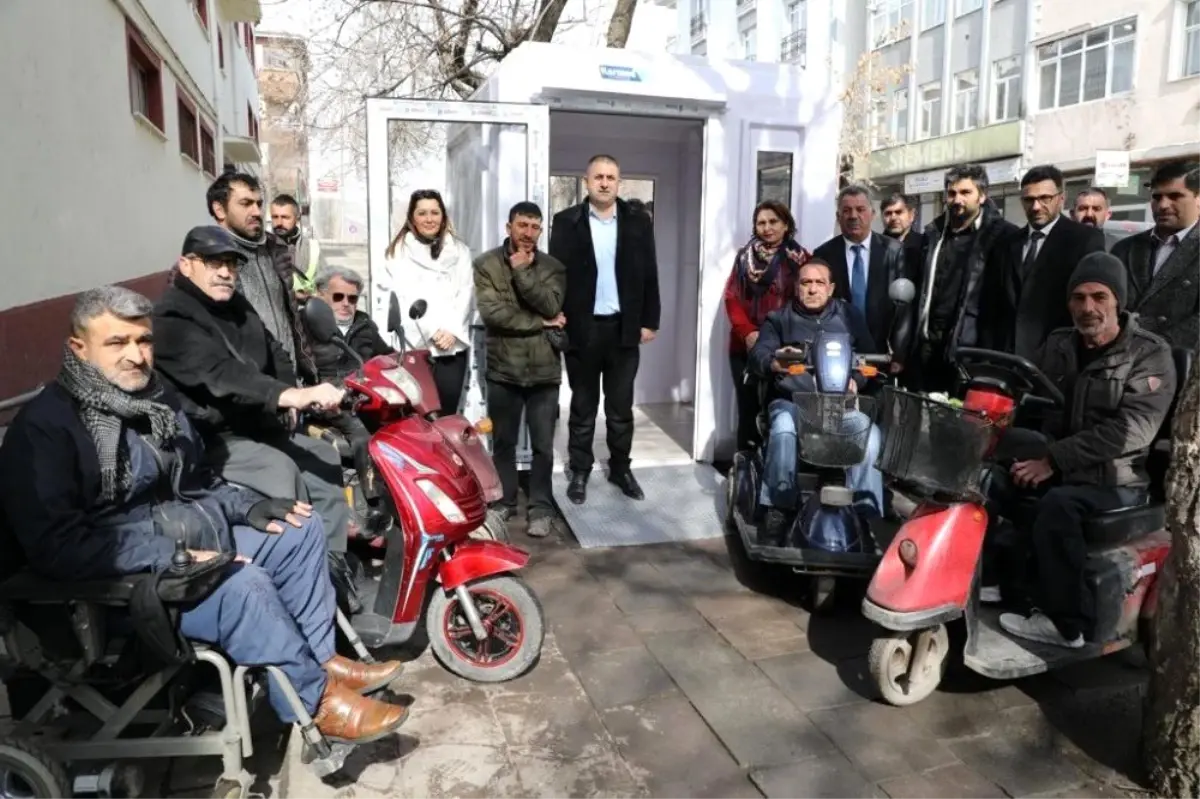 Kars Belediyesi engelli vatandaşlara akü şarj istasyonunu açtı