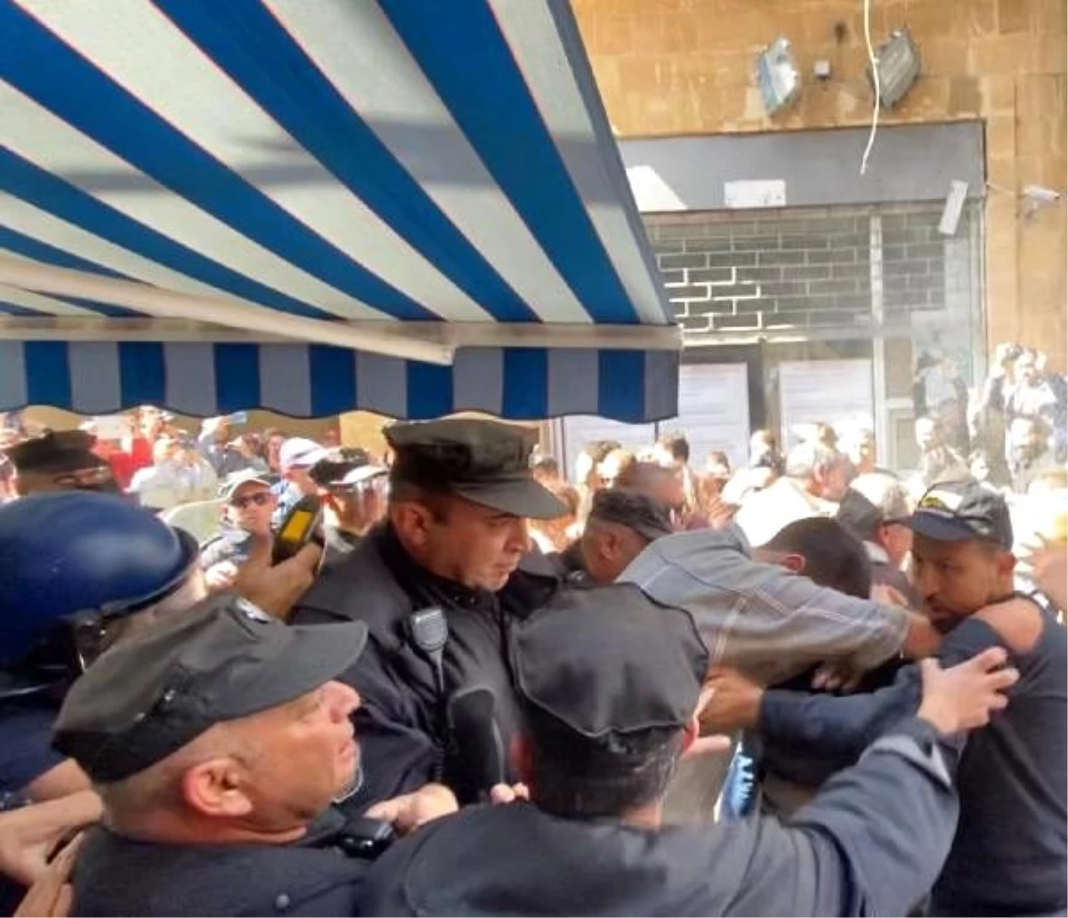 Kıbrıs\'ta sınır kapılarının kapatılmasına yönelik eylemde olaylar çıktı