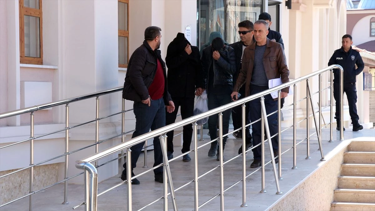 Konya\'da hırsızlık yaptıkları iddiasıyla 8 şüpheli yakalandı